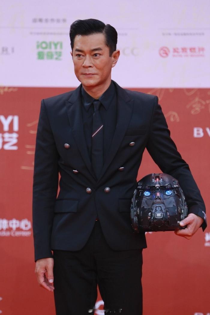 古天乐这话可算戳到香港车主的痛处了。我每次在港岛找充电桩，都像在玩现实版“抢车位