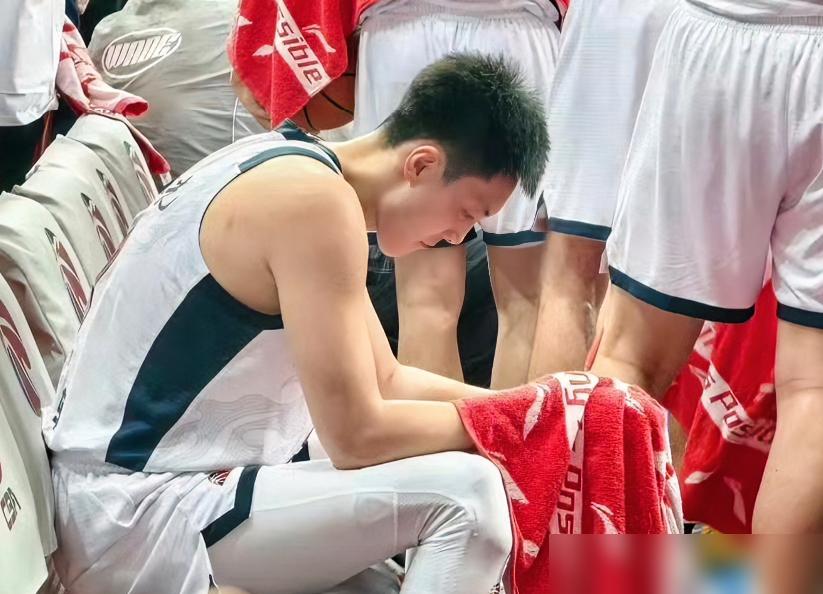 匪夷所思！广东核心胡明轩，季后赛5投0中吞下0分，正负值-15全队最低。
你在