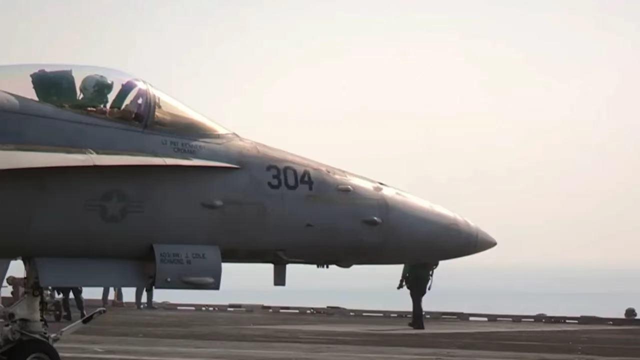 美军飞行员打累了？3月25日，国际社交媒体上出现视频显示：一枚防空导弹追上了一架