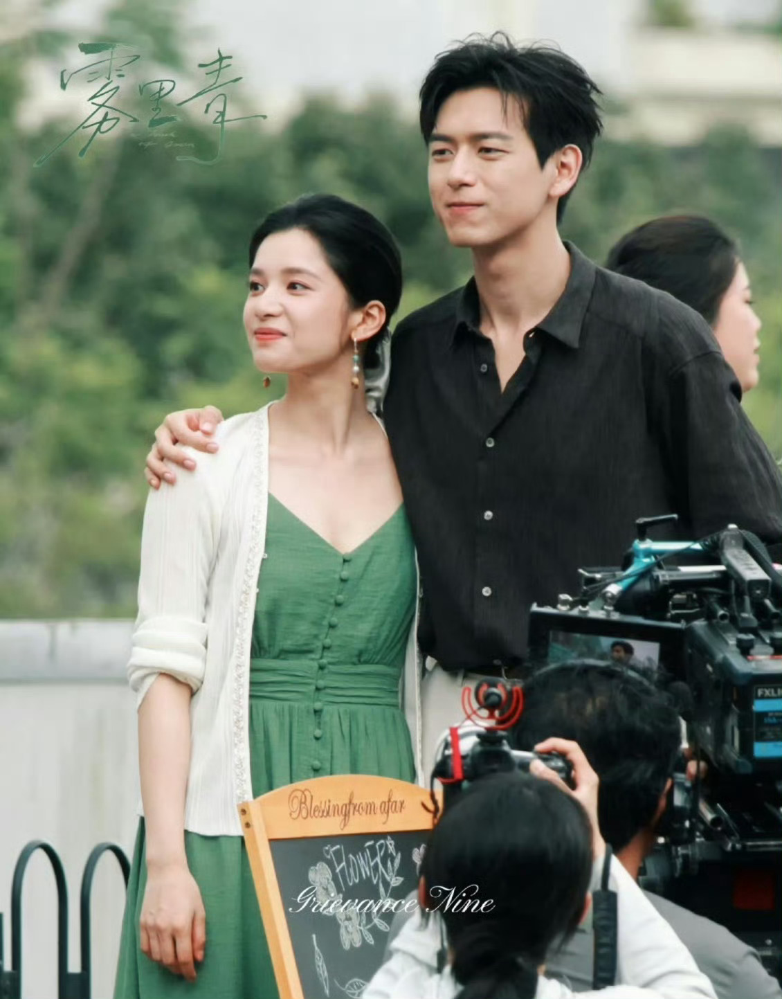李现搂着张婧仪路透李现搂着张婧仪片场路透甜度超标，李现揽肩动作温柔得体，张婧仪神