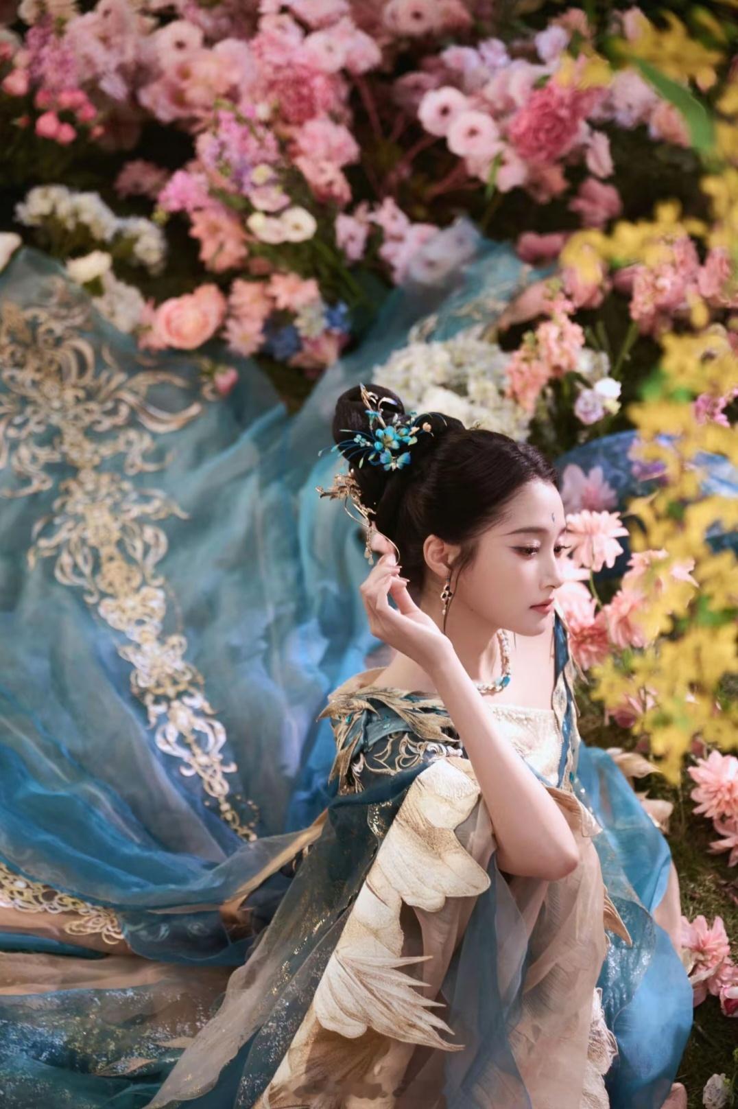 关晓彤 青鸟神女我都词穷了，只能一直重复说关晓彤青鸟神女太美了，太美了，太美了。