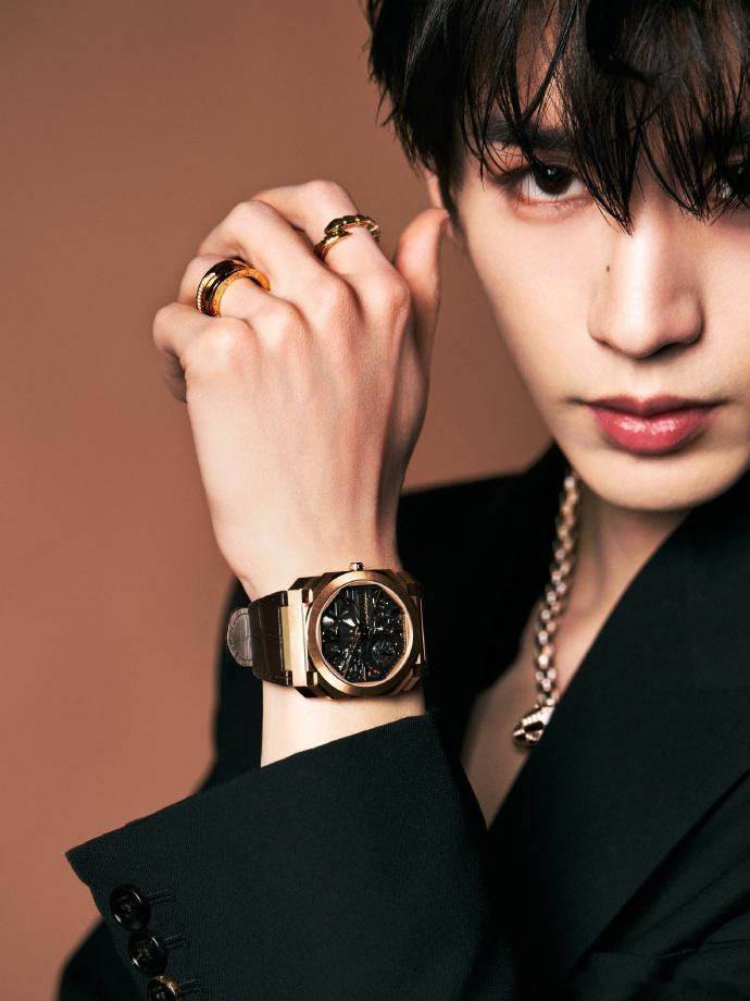 张凌赫湿发烟熏黑色深V张凌赫黑金造型出图  张凌赫黑金造型出图，张凌赫湿发烟熏黑