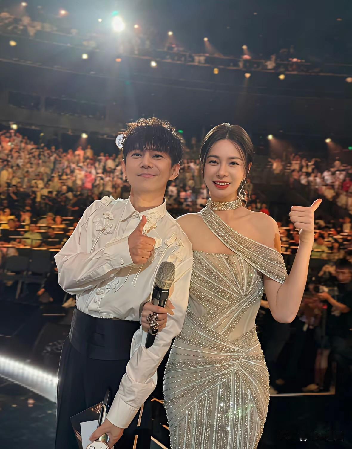 湖南台主持人里，何炅真是台柱子。连续 18 小时录完节目，嗓子哑得只剩气声还在画