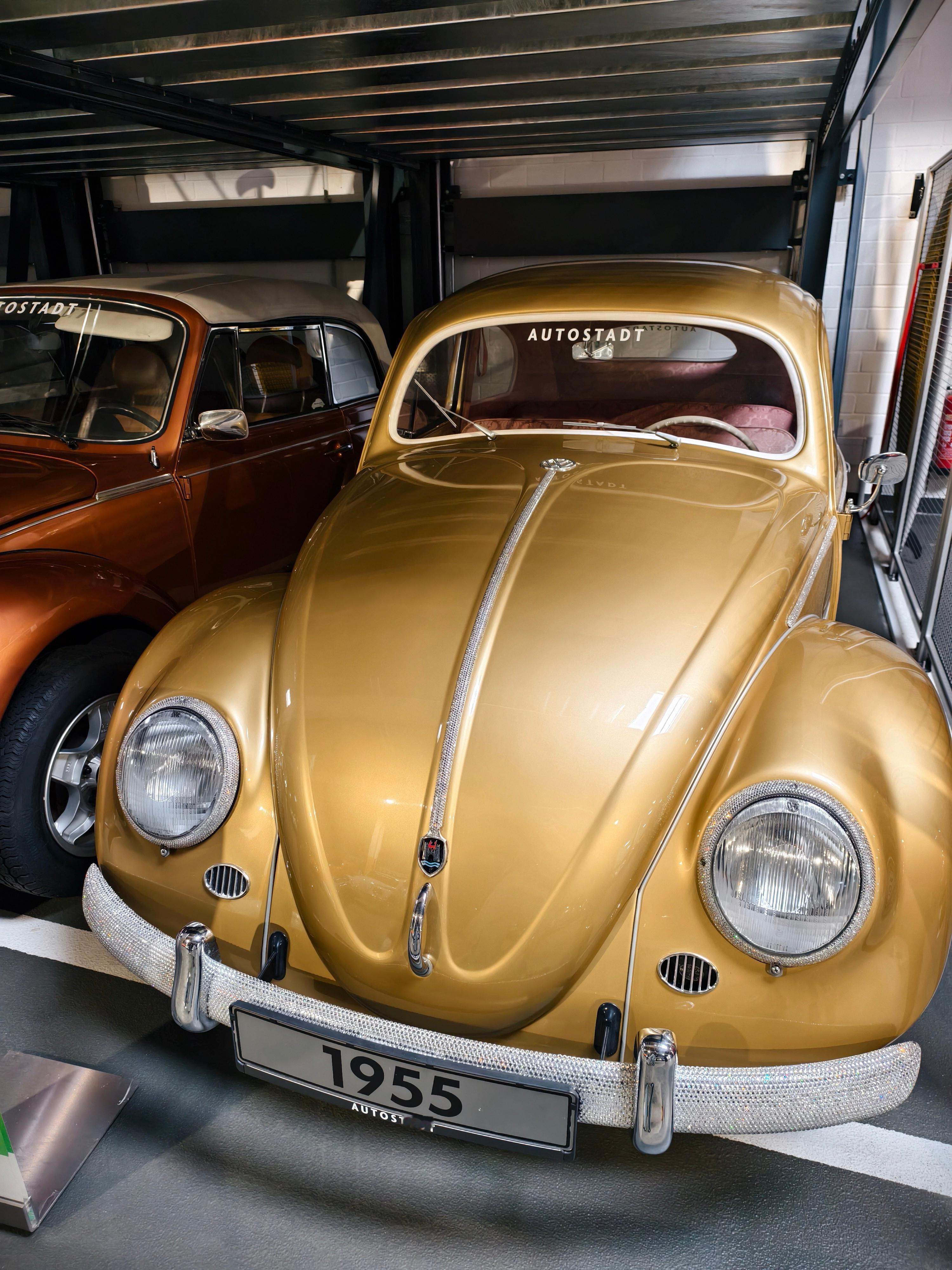 1955年8月5日，沃尔夫斯堡工厂的第100万辆大众，就是这台黄金甲壳虫✨车身上