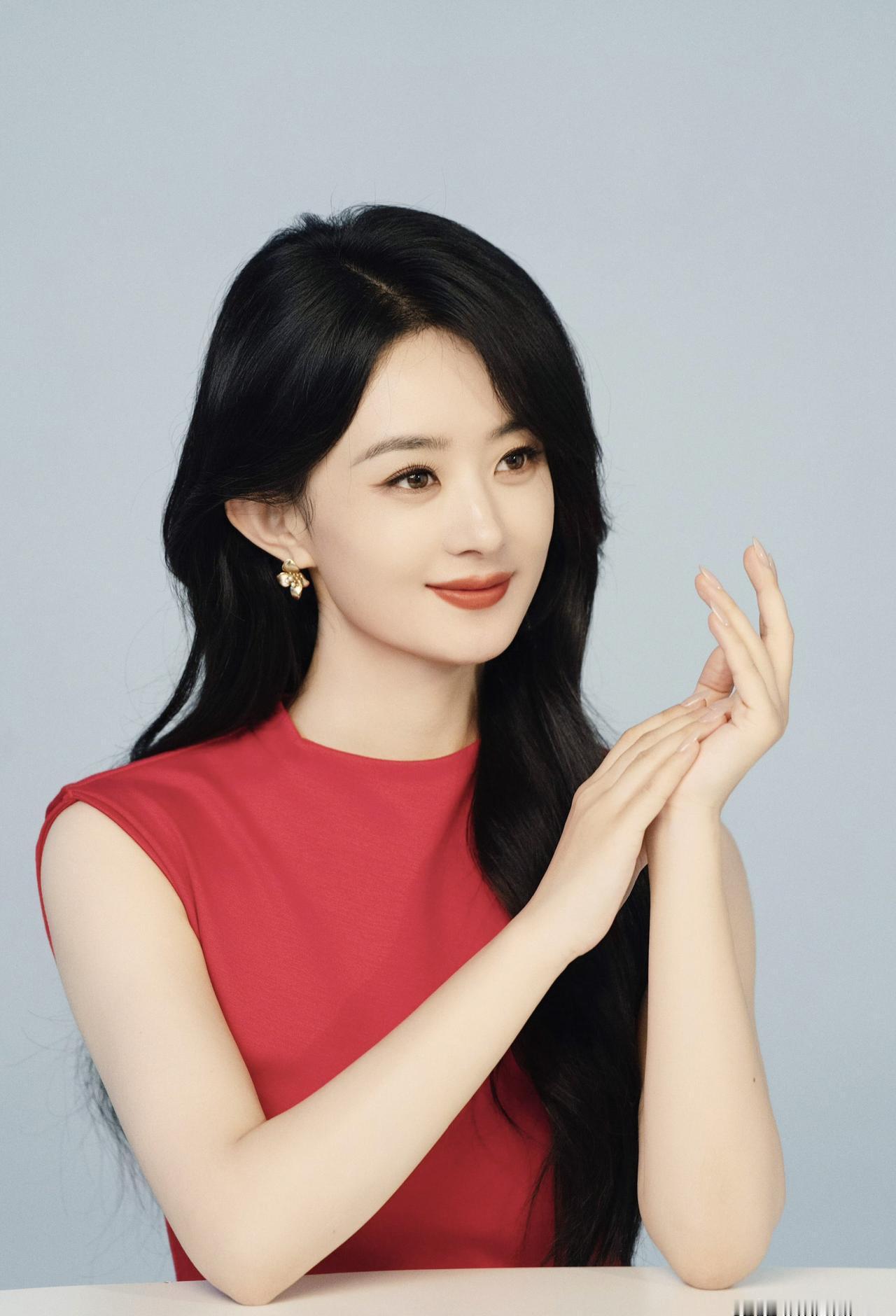 拿个玻璃杯。
眼里有杀气。
赵丽颖这组红，不是喜庆红。
是正红色掐住冷白皮，血战