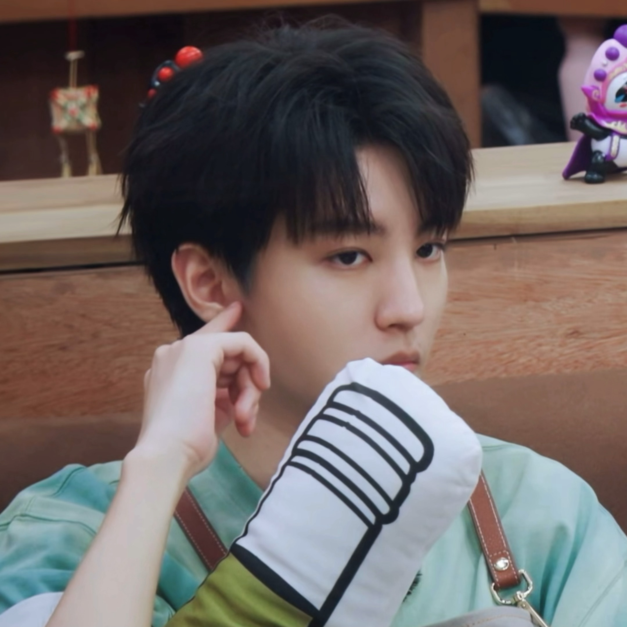 孩子累的不行的时候，唇色淡淡的，妆容素素的，就格外的美。。。🥺埋头苦吃的蜡笔小