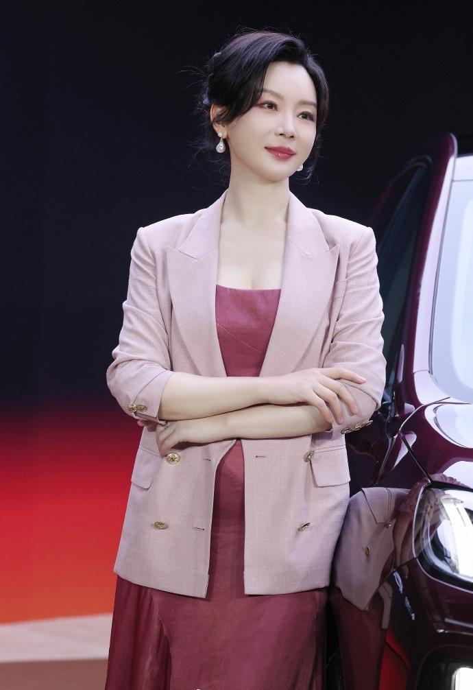 最近陈数在出席时尚活动的时候搭配的很漂亮，看起来也特别的显年轻，气质超好。

陈