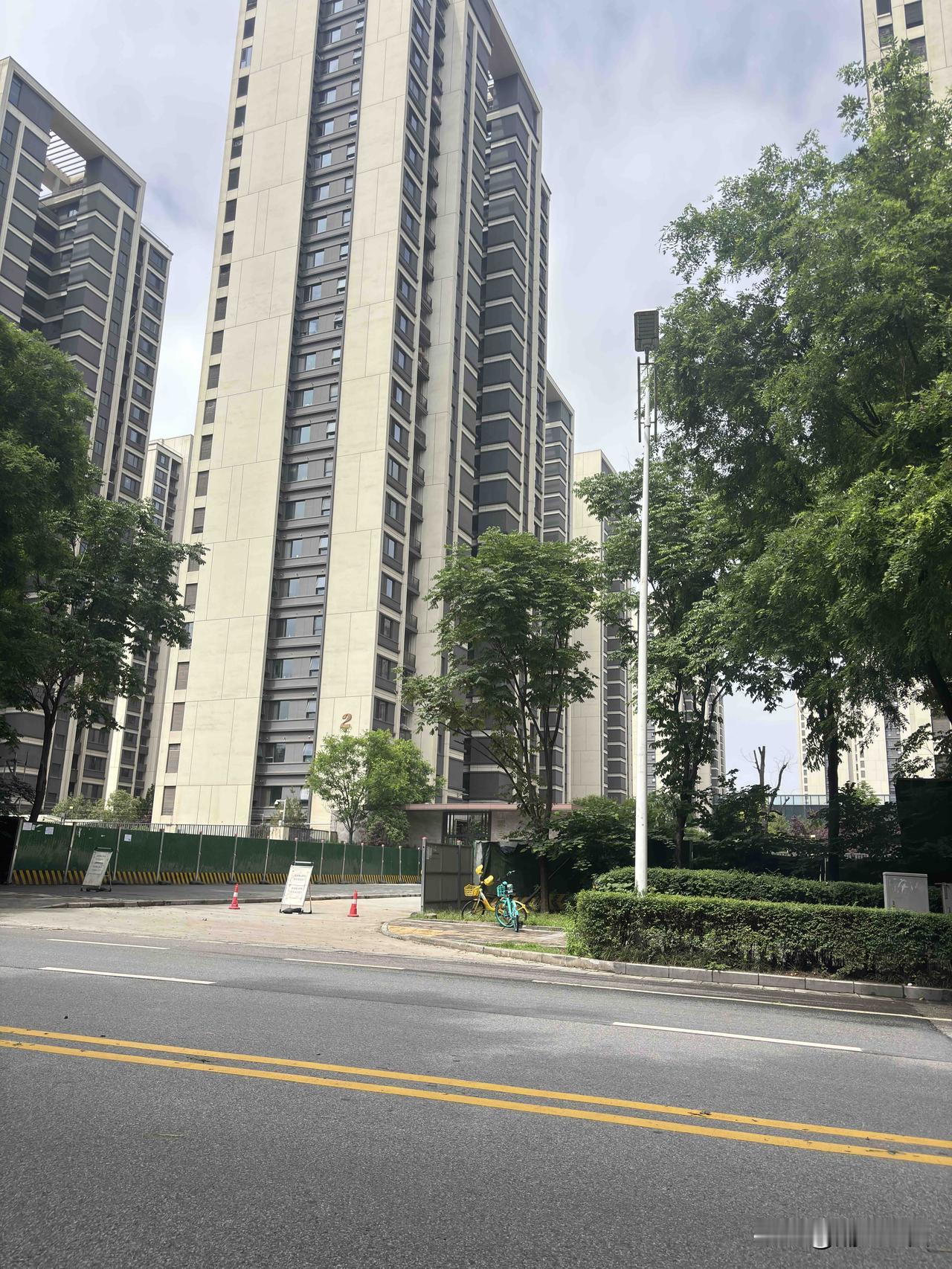 西安东三爻安置小区，这个是北区吧，在南三环北边翠花路西，看着盖好了，不知道村民搬