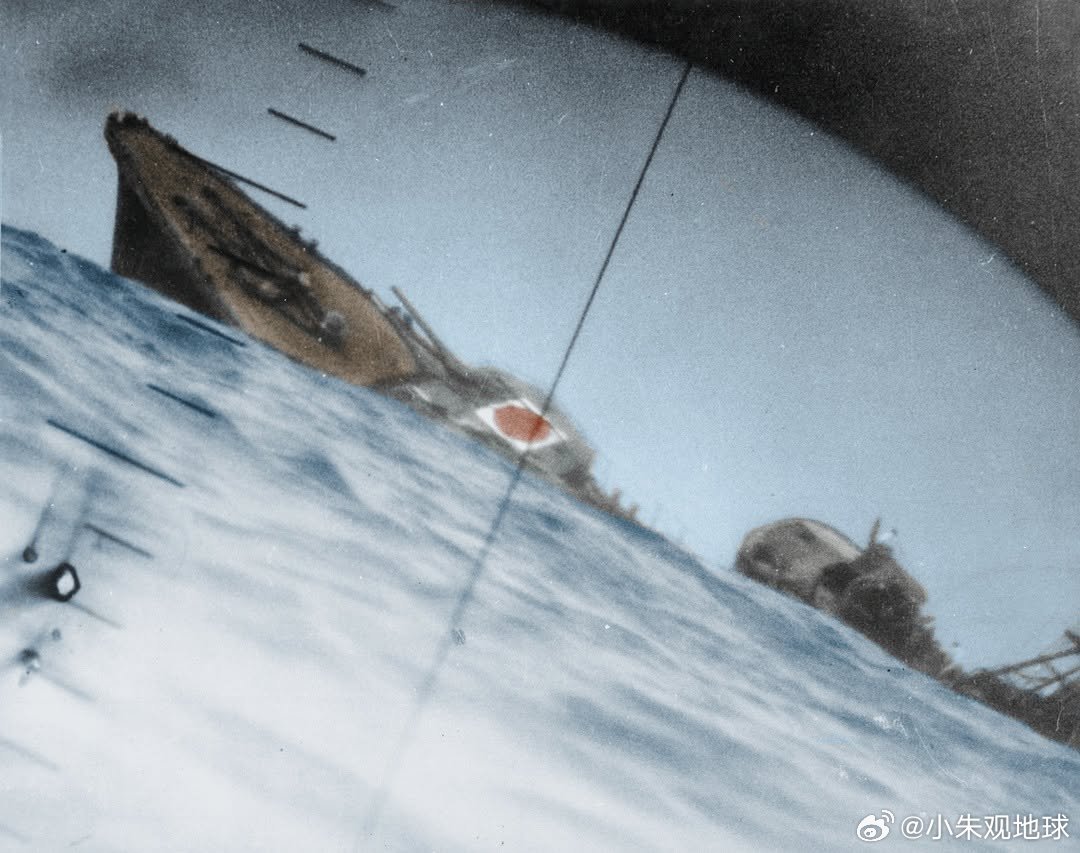 1942年6月25日，通过美军鹦鹉螺号潜艇（USS Nautilus）潜望镜拍摄