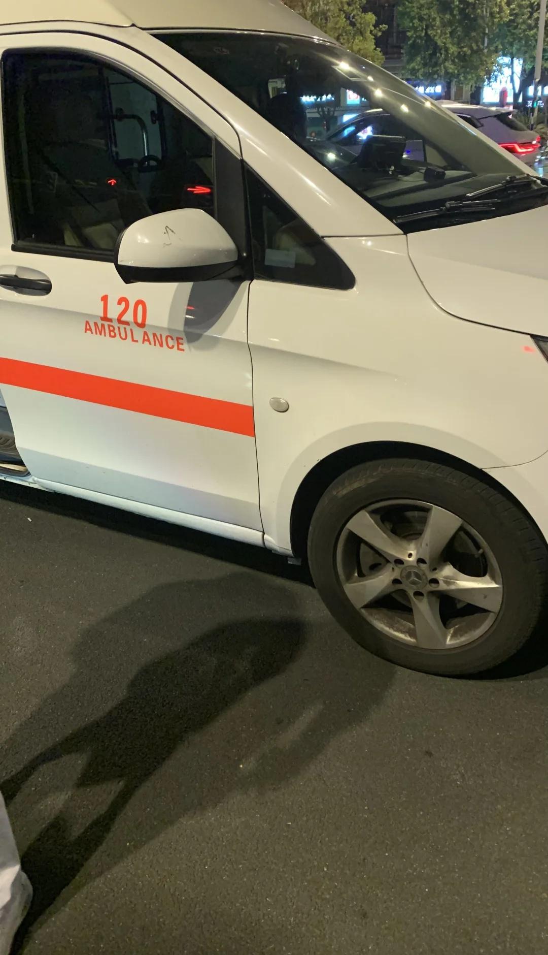 我目睹了一场车祸的发生过程
车祸 救护车
我靠我刚才回学校目睹一个轿车和一个电动