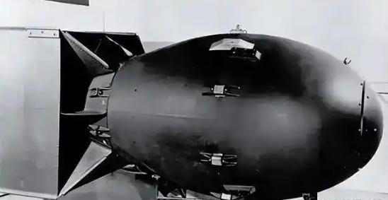 1950年朝鲜战争爆发，志愿军入朝后，美军接连受挫，美国手握数百枚原子弹，麦克阿