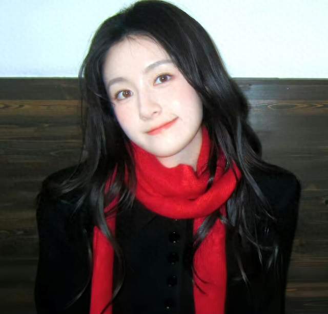 李兰迪：舒展中式钝感淡颜，温柔书卷气里藏倔强