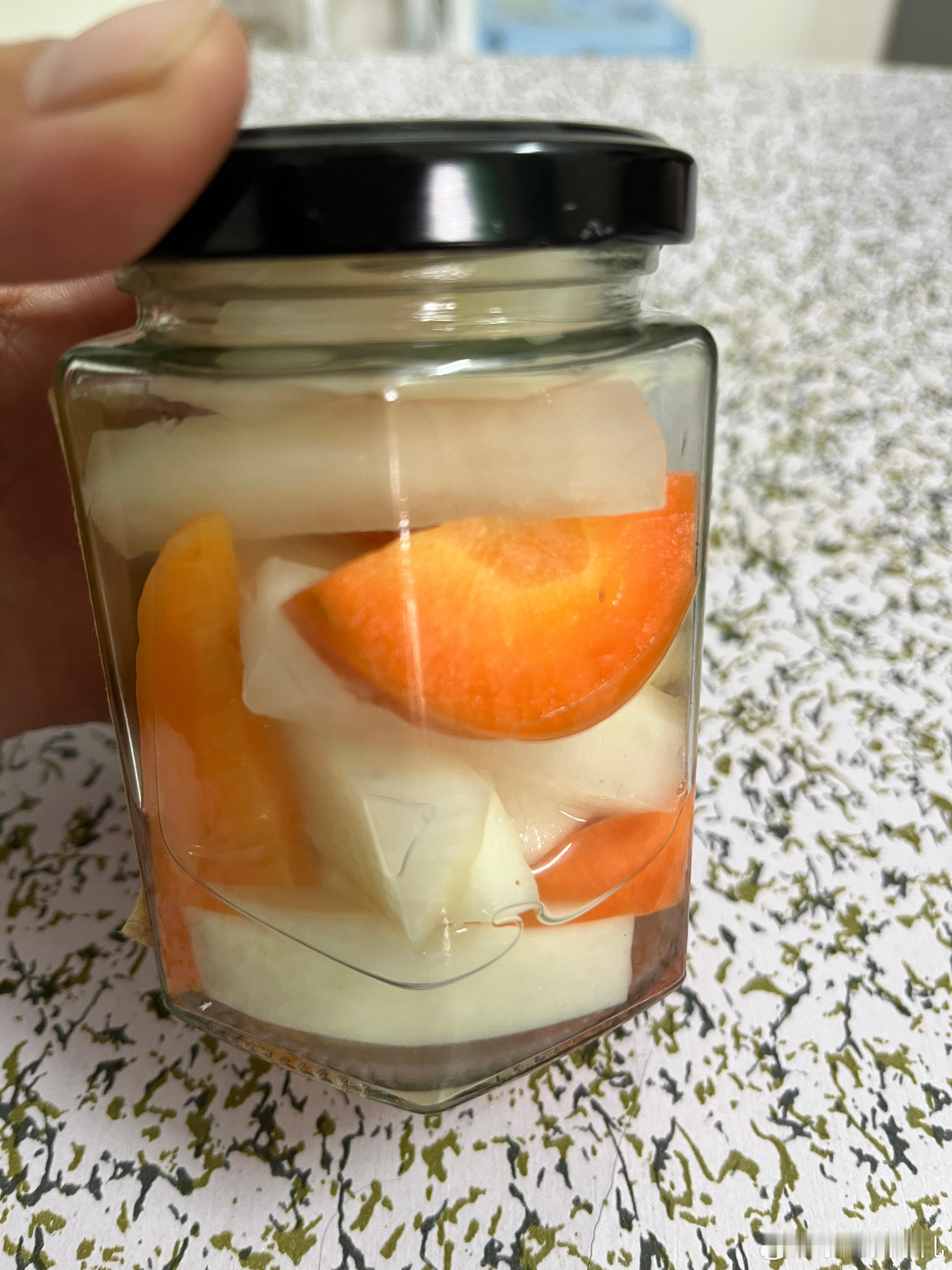 同学妈妈做的酸萝卜，她是家委家长，上个礼拜去参观学校的食堂，然后和老师们做了酸萝