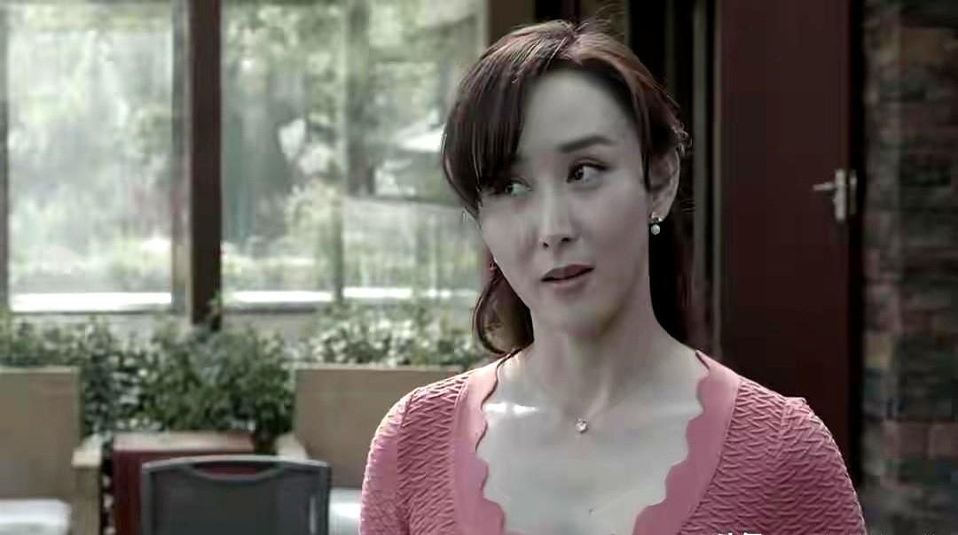 为了报复，她毁掉了一个缉毒英雄的一生。

梁璐，汉东大学的老师，比祁同伟大十岁。