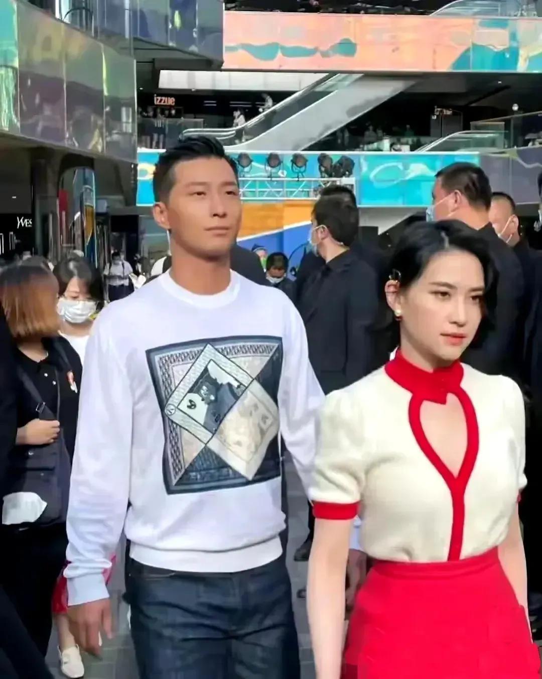 窦骁自从“嫁入”豪门，似乎长胖了不少，没有以前帅气了！

窦骁被拍到和何超莲一起