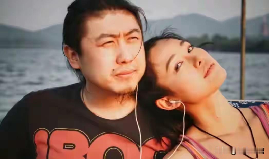 丈夫去年刚刚去世，所以参加节目看见类似的画面，立马崩溃大哭。

演员模特于娜因为