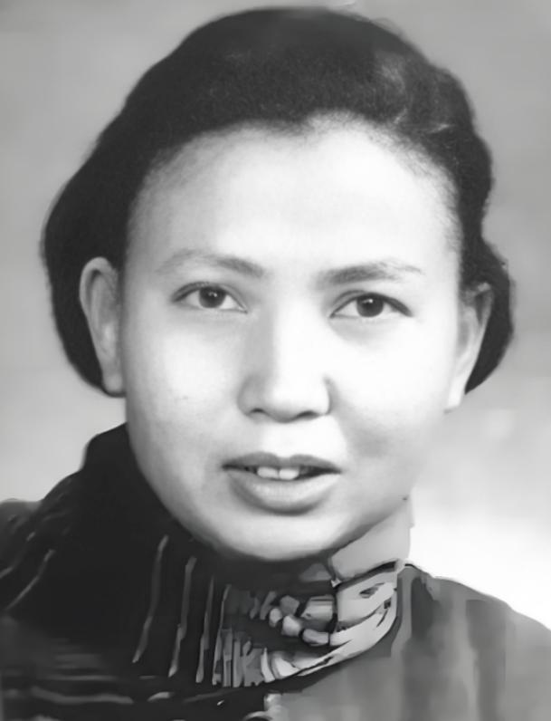 1941年，“双枪老太婆”莫林被敌人抓捕，眼看就要被活埋，敌人问她：“你认识莫林