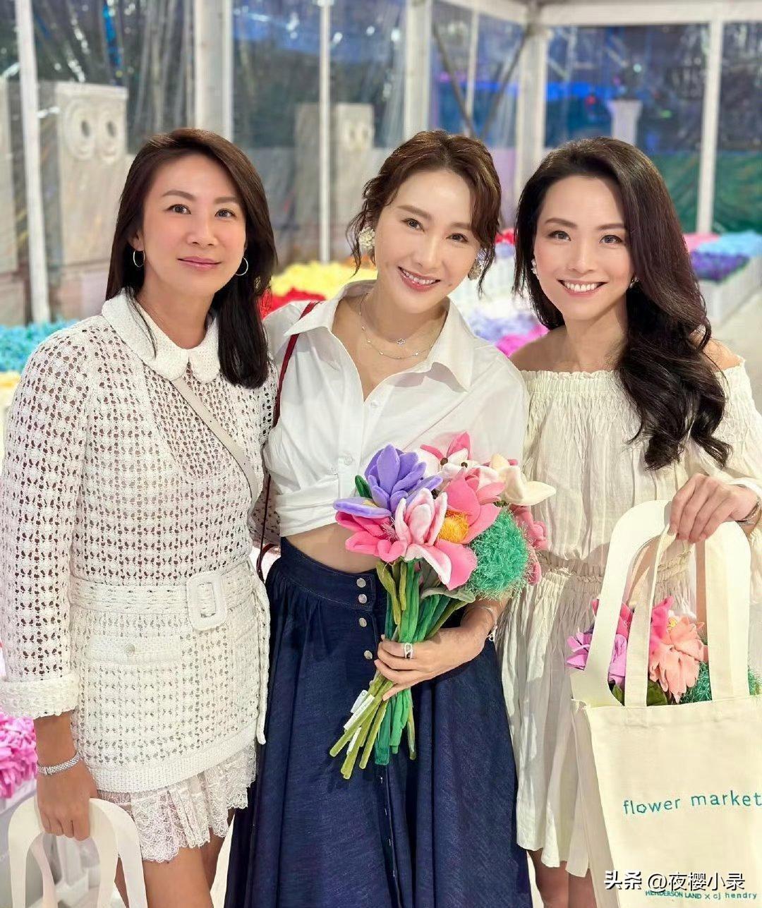 55岁黎姿去支持朋友的艺术展，她的脸看起来好僵硬，苹果肌鼓鼓的，非常不自然。身材