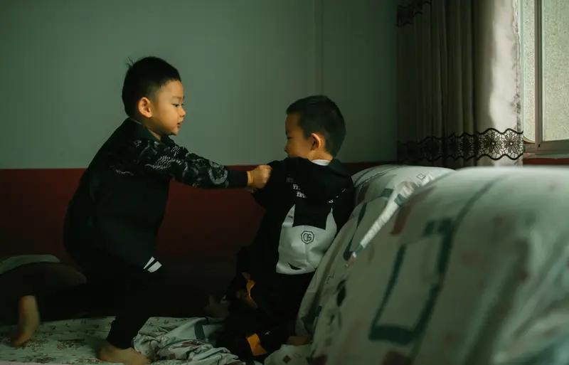 泪目！河北大哥病逝后，弟弟独自扛起四个孩子，十年守护诠释最纯粹的亲情与责任
在河