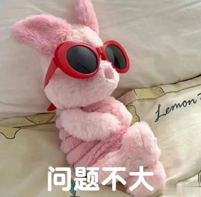 #当代大学生有多能装# 又是佩服大学生的一天，尤其是女生，在包中带点化妆品，口红
