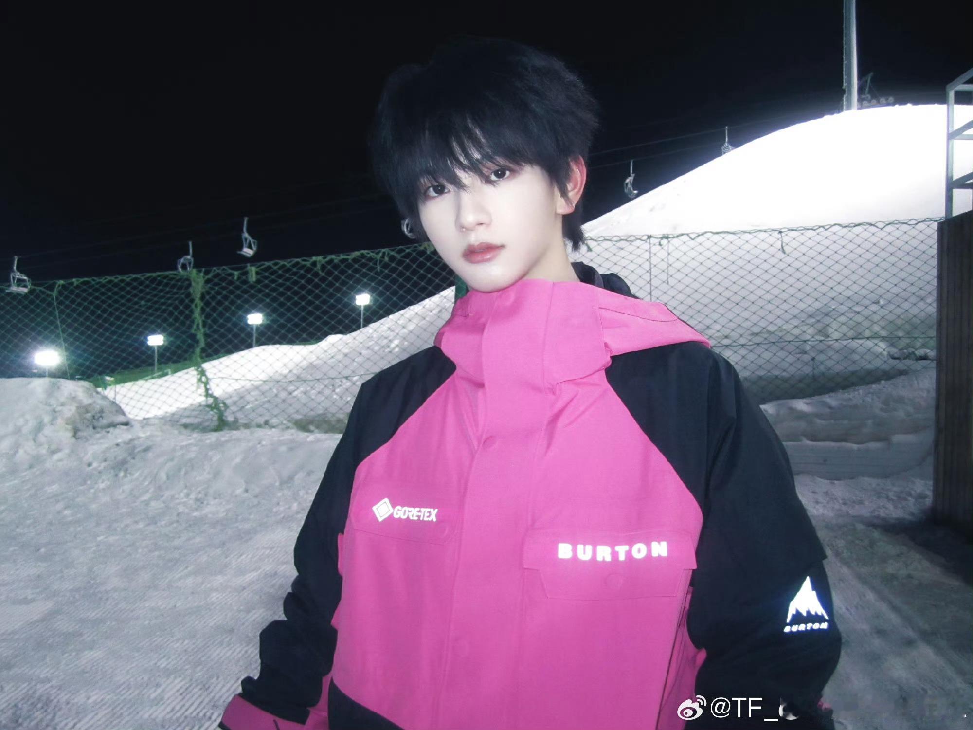 论穆祉丞和粉色的适配度 论恩仔和粉色的适配度能有多高！刚刚晒出的粉色滑雪服，即使