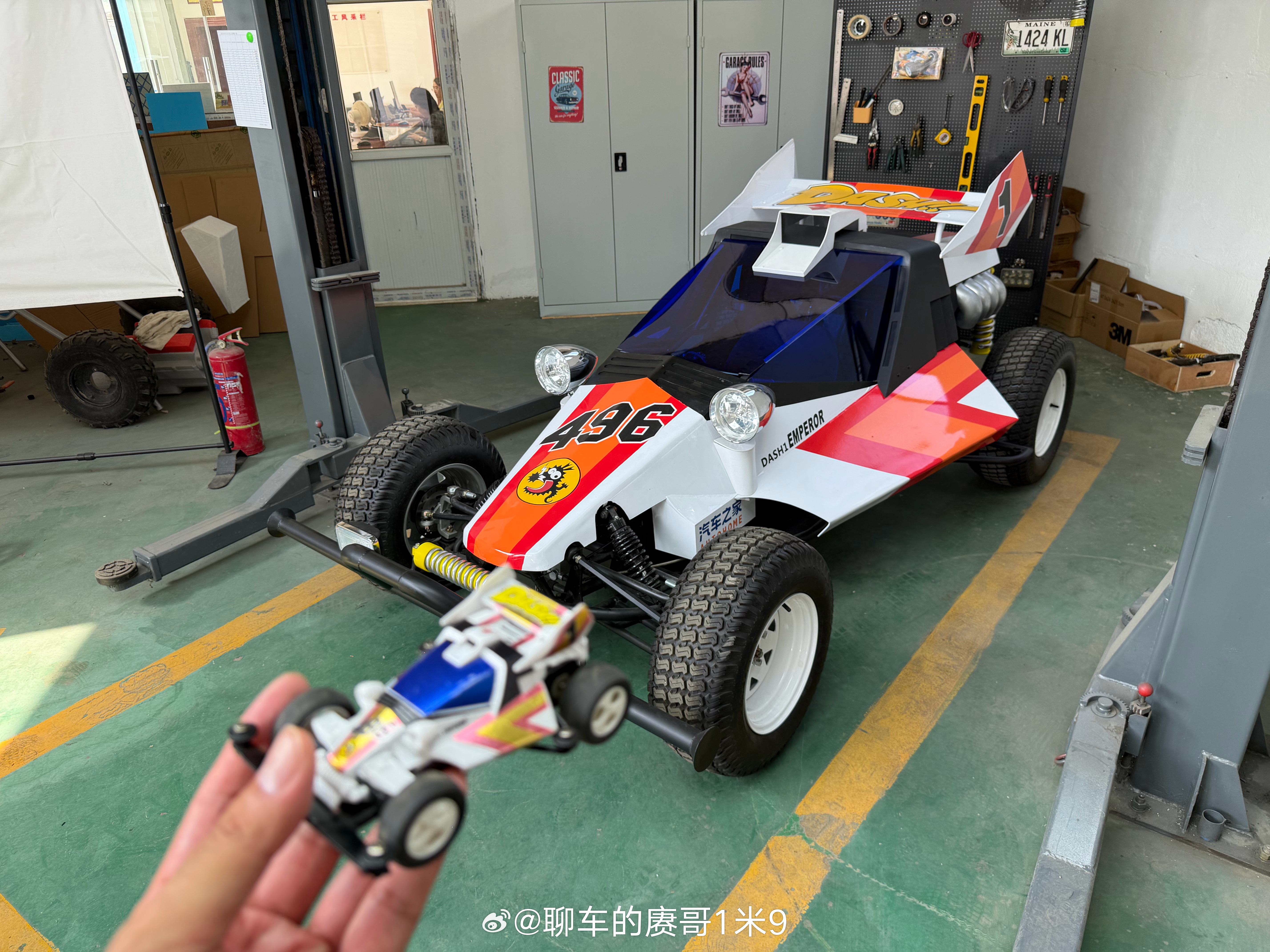 过来探班兄弟手工打造的车脑洞的确大动手能力也强这辆叫现实版天王巨星谁的情怀里还没