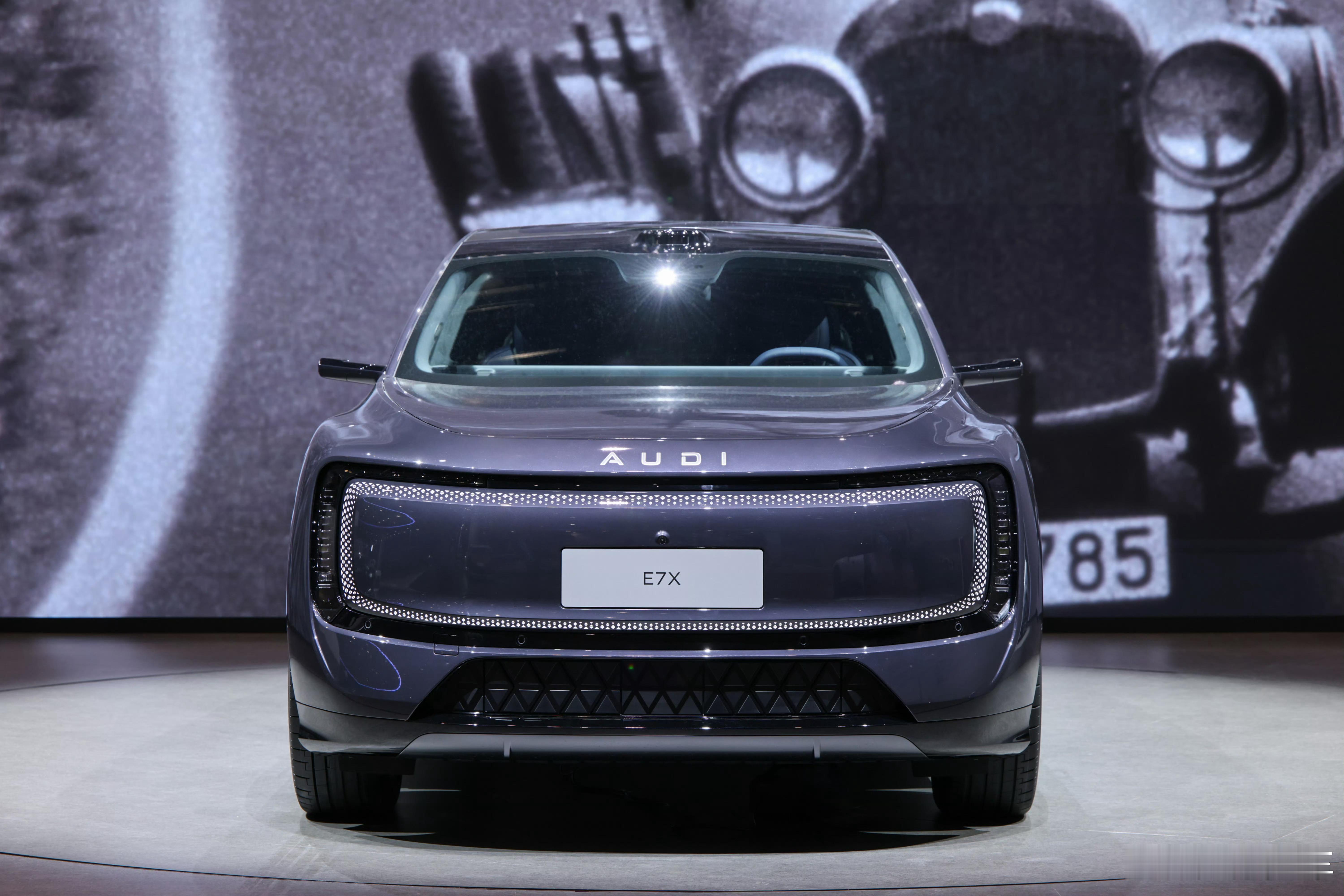 AUDI E7X这颜值。。。外边这个巨大无比的嘴，配上电子后视镜，像太乙真人骑的