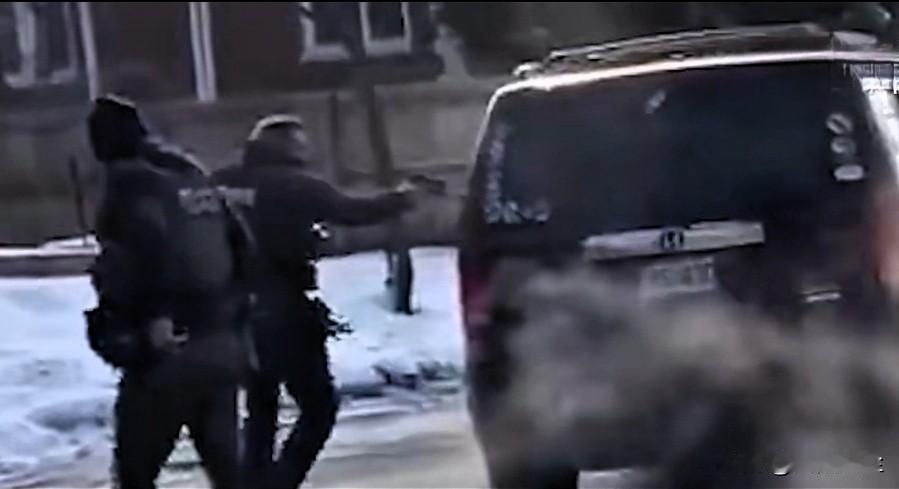 特朗普观看了明尼苏达州明尼阿波利斯市ICE特工枪击驾车女子的视频并表示，“这是一