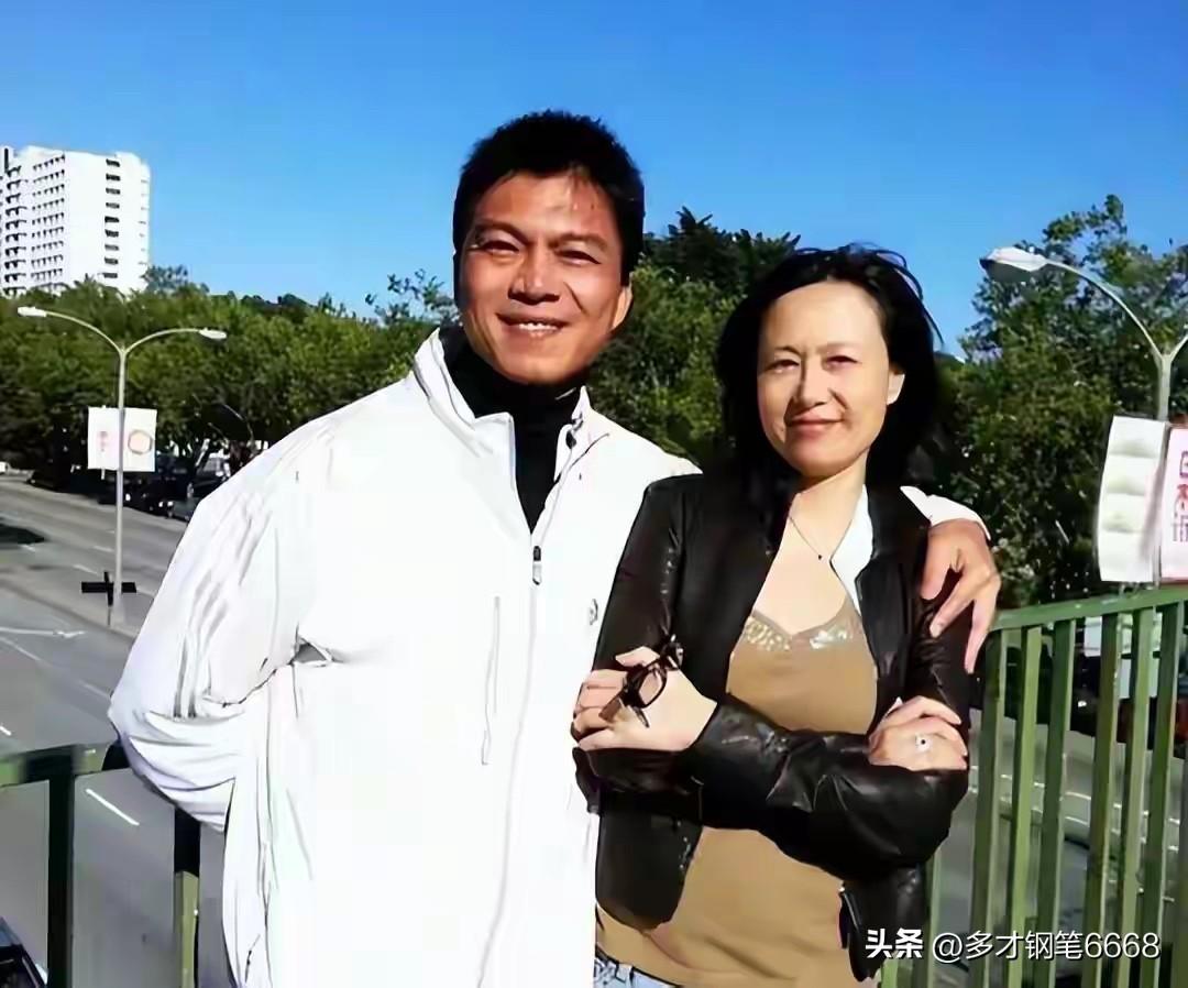 原来他们是一对明星夫妻，男的皮肤有点黝黑，但他眉骨高，剑眉，双眼有神，眼神深邃，