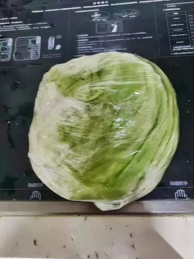 哈尔滨菜价崩了！绿叶菜

一颗生菜竟卖13块6？

最近逛哈尔滨生鲜店吓一跳：普