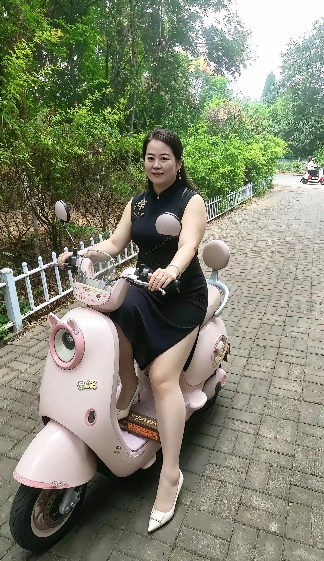 朋友们，图片中的这个女人已经50岁了，瞧她的穿衣打扮够时尚吧？身材保持的也不错吧