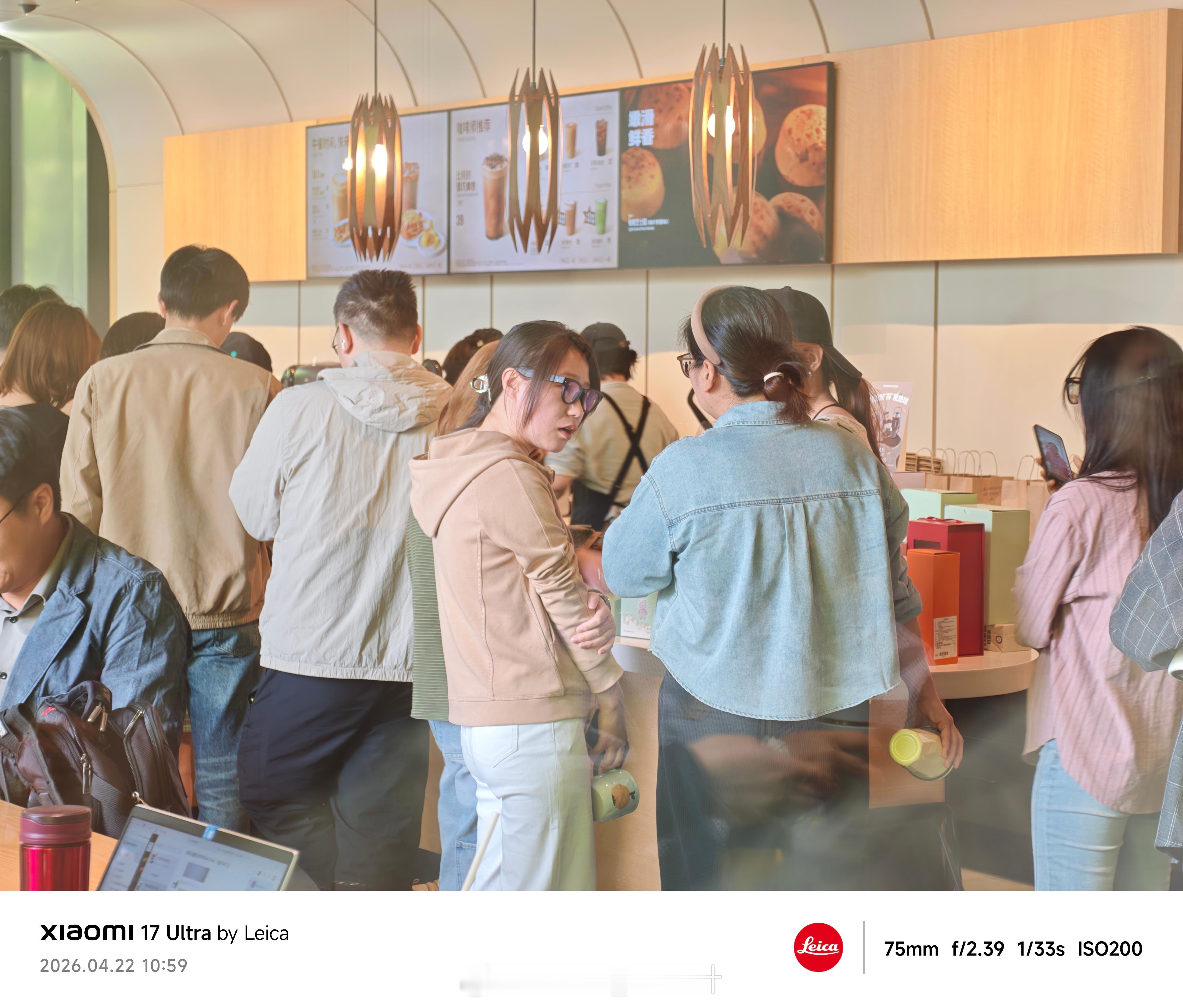 今天地球日，11-12点能来星巴克免费打一杯咖啡。我本以为我跑的够快，没想到有人