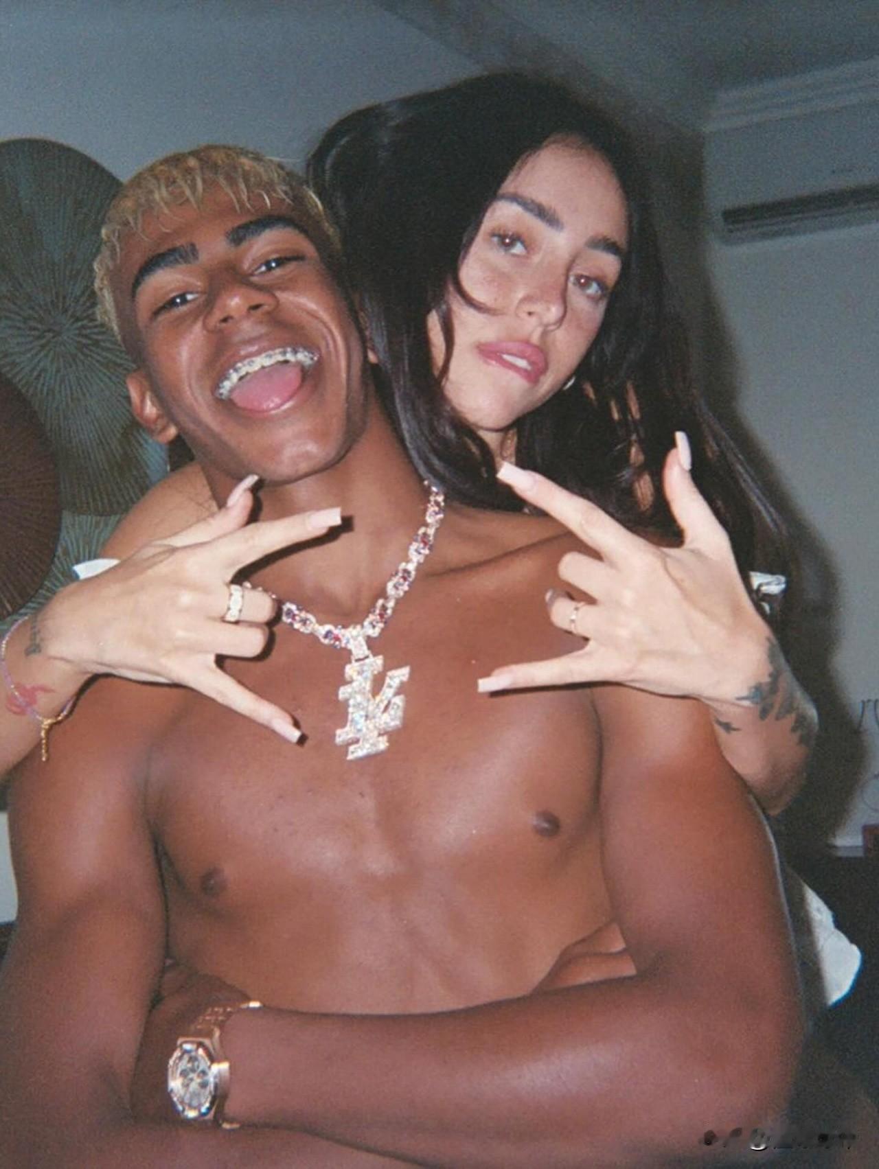 外国人有钱了也买房，亚马尔斥资上千万欧元买下原皮克和夏奇拉的豪宅!

据西班牙媒