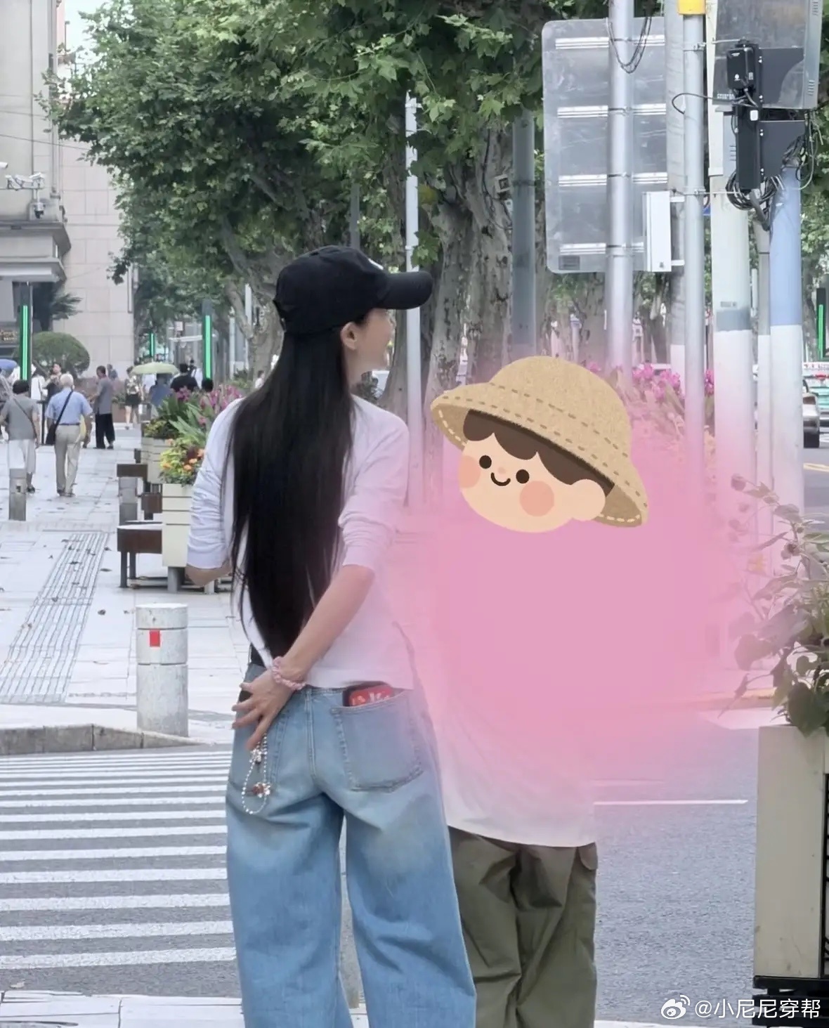 有网友在上海街头，偶遇Angelababy，还有小海绵！这孩子长得好快，他的身高