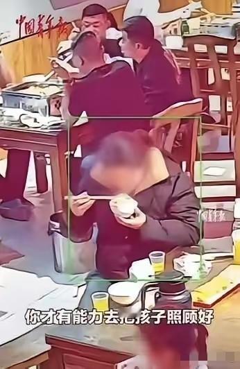 “活该发财！”近日，山东临沂一餐馆老板正在店里忙活着，突然一女子带着孩子走了进来