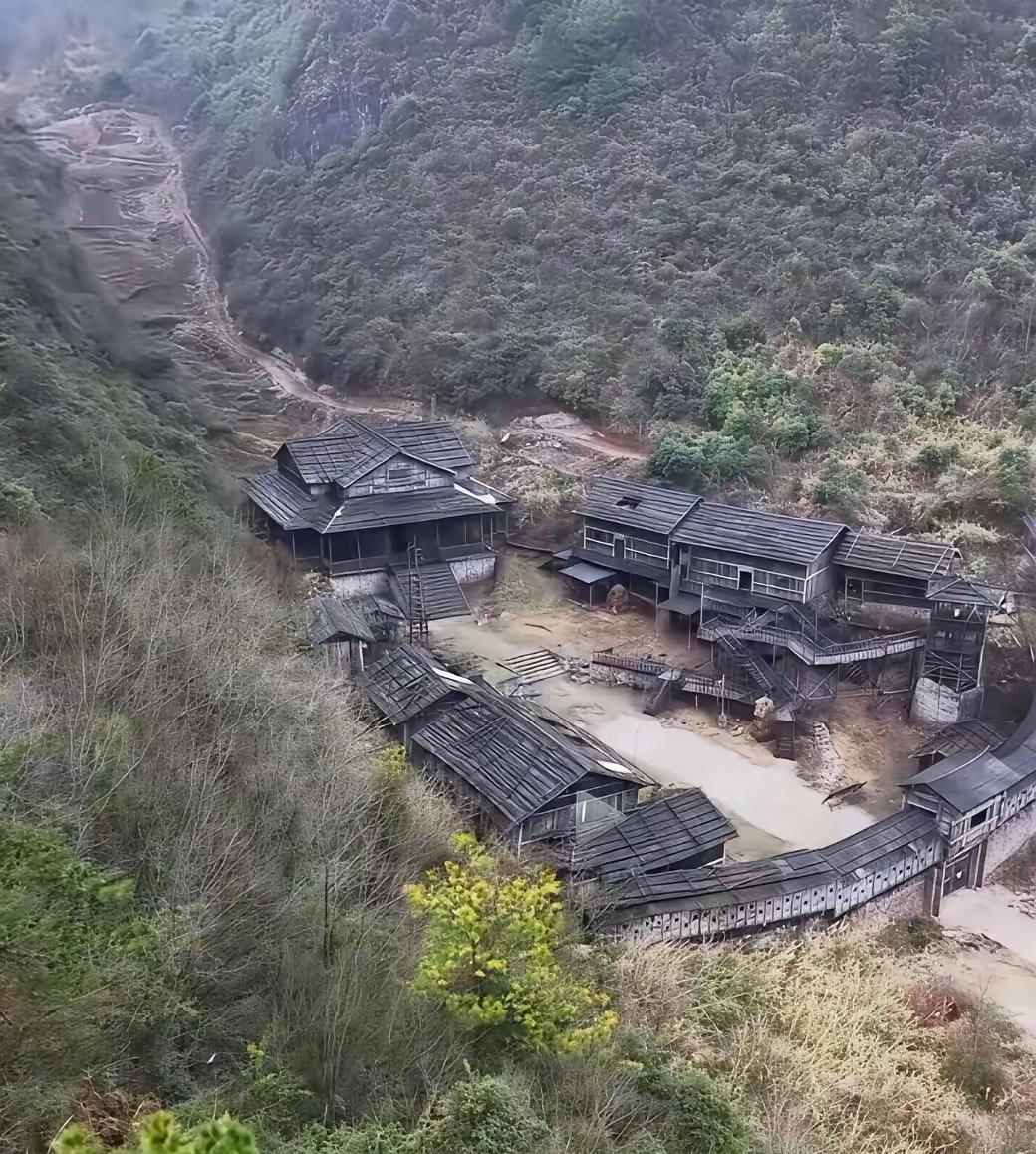 最爆红的山匪寨子，拍过好多电影电视了，我有明显印象就有电影版寻秦记，电视剧庆余年