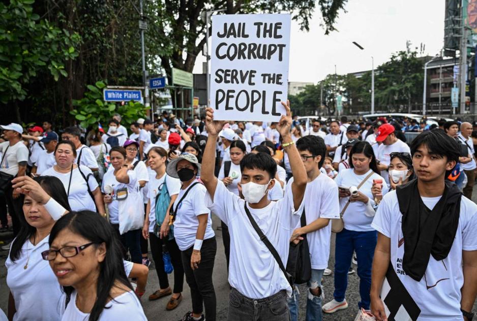 1200亿比索贪腐！菲律宾数千人示威逼宫，总统承诺圣诞前送37名权贵入狱
 
1