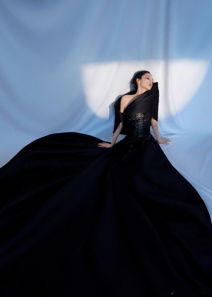 李沁尖叫之夜气场好强  李沁气场好强 李沁穿黑色蚌壳长裙，又美又飒，简直迷人到让