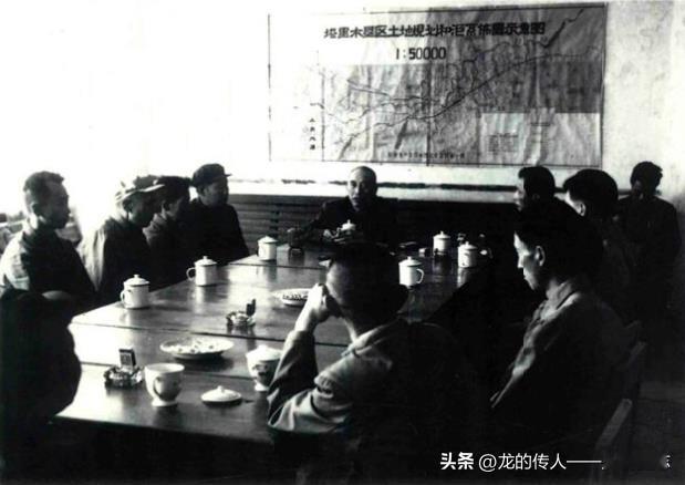 1964年王震在塔里木农垦大学,部署进一步开发塔里木盆地的规划。