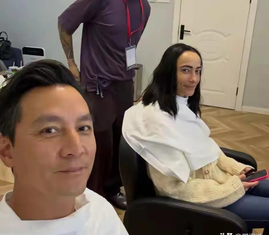 吴彦祖晒老婆照，评论区炸了。
不是夸他，是盯着他媳妇儿的脸看。
45岁，生过娃，