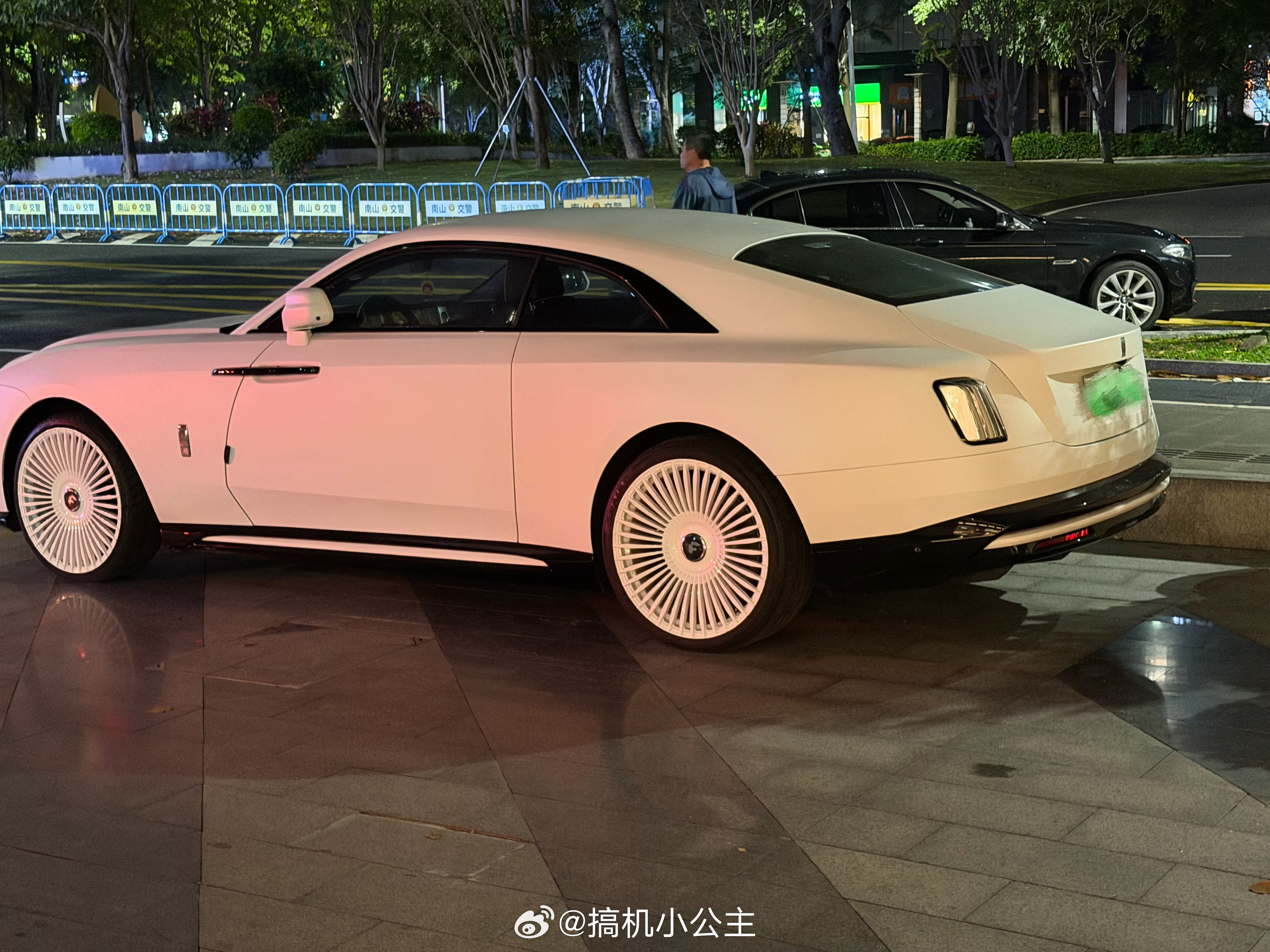 偶遇个闪灵 有点好看 果然有的车哪怕第一眼没瞅见标 也能感觉到很贵 深圳·深圳鹏
