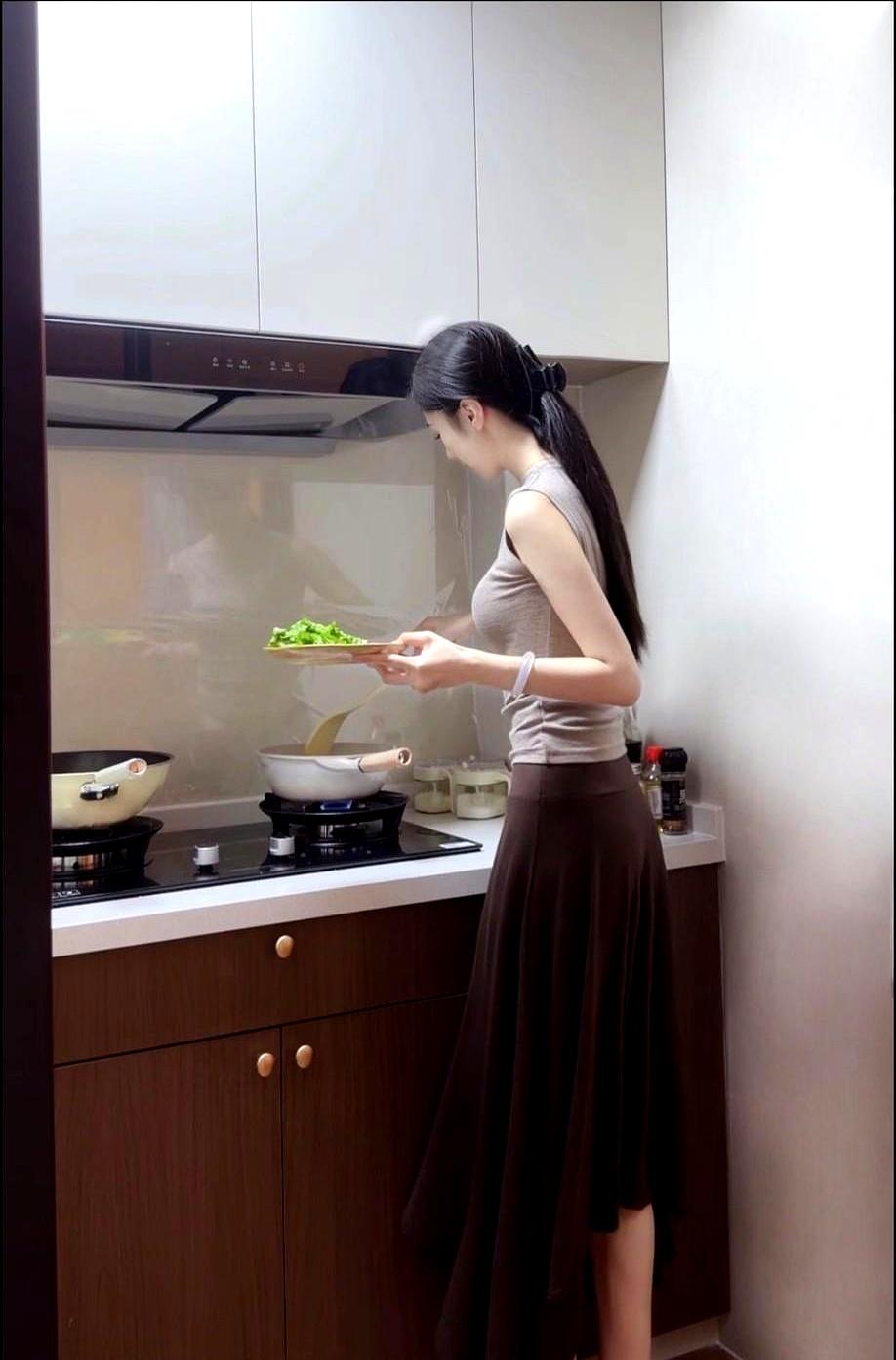 能在客户面前镇得住场，回家把锅铲挥得香，再把银行卡养得鼓，这样的女人像一支“三合