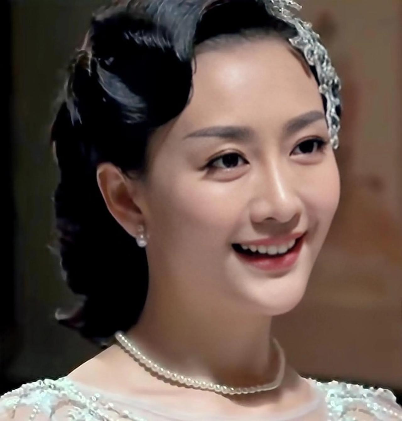  汪曼春的扮演者王鸥，1982年10月28日出生广西壮族自治区南宁市，毕业于广西