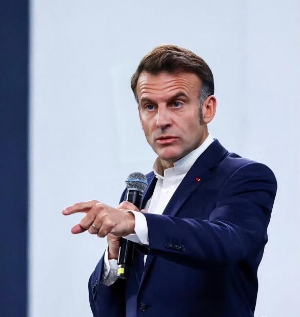 马克龙彻底慌了！在近期，据德国媒体报道称，马克龙与欧洲领导人和泽连斯基进行对话中