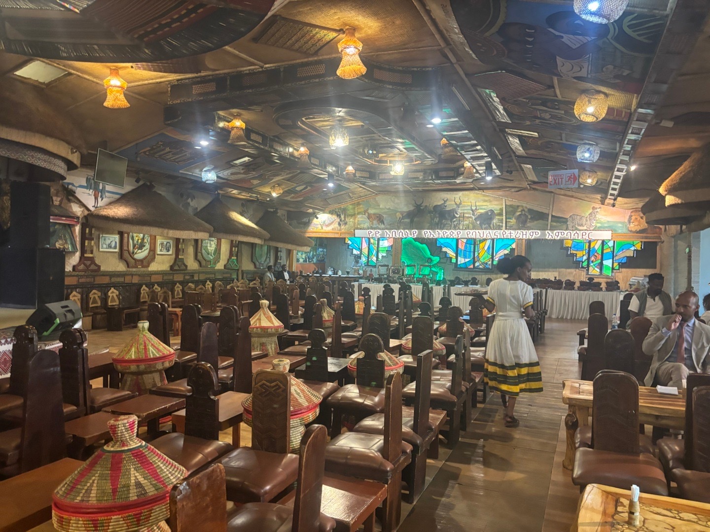 埃塞俄比亚历险记  4     第一顿埃餐办卡一切顺利，我还跟办事员和了一张影，