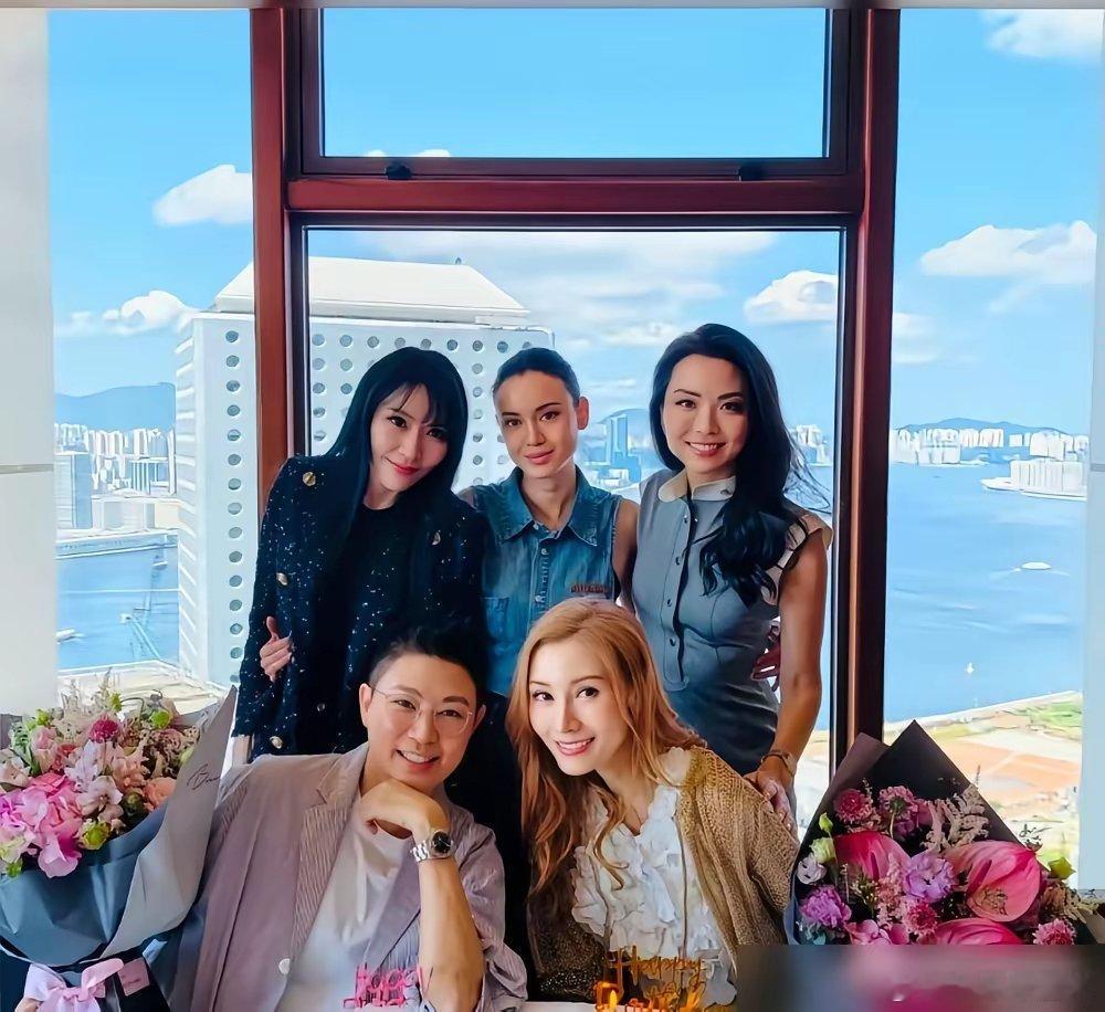 李嘉欣和王明琪，两个顶级阔太，一起办了个生日会。照片发出来，看着亲密无间。一同切