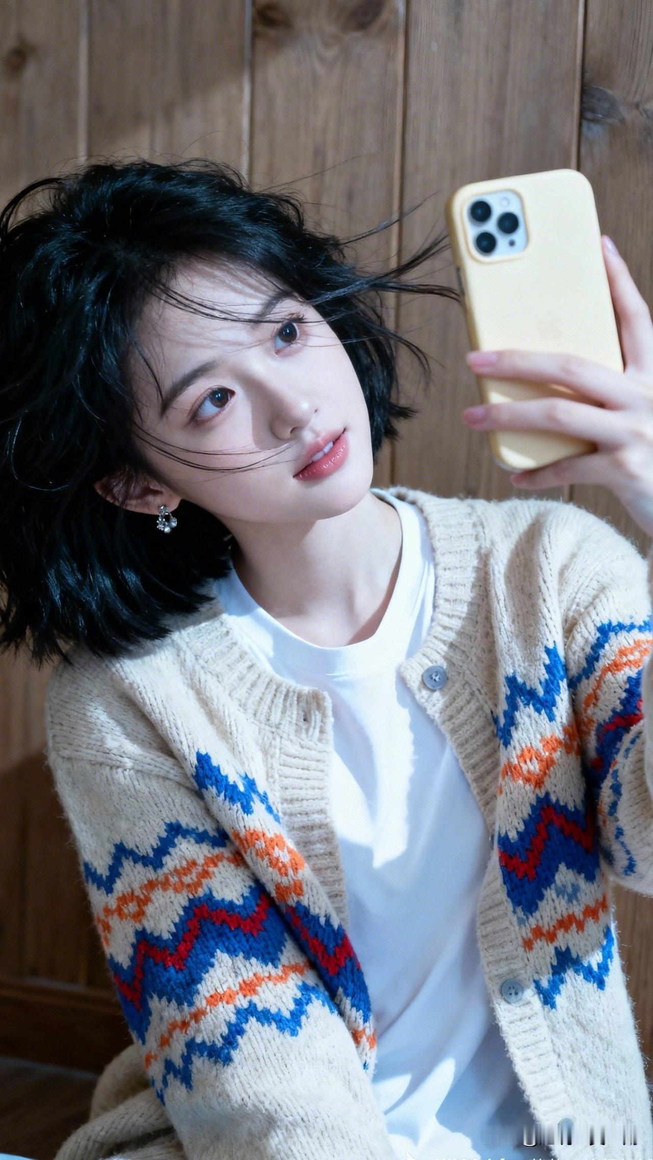 镜中人影，谁家女儿？每天美丽照片分享 温柔冬日穿搭，暖心自拍时刻📸💖