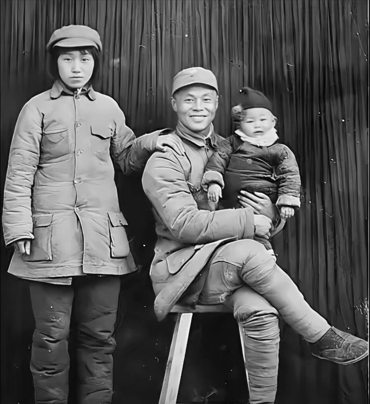 这是1944年延安的一张全家福：晋察冀军区骑兵团团长范昌标坐在木凳上，怀里抱着年