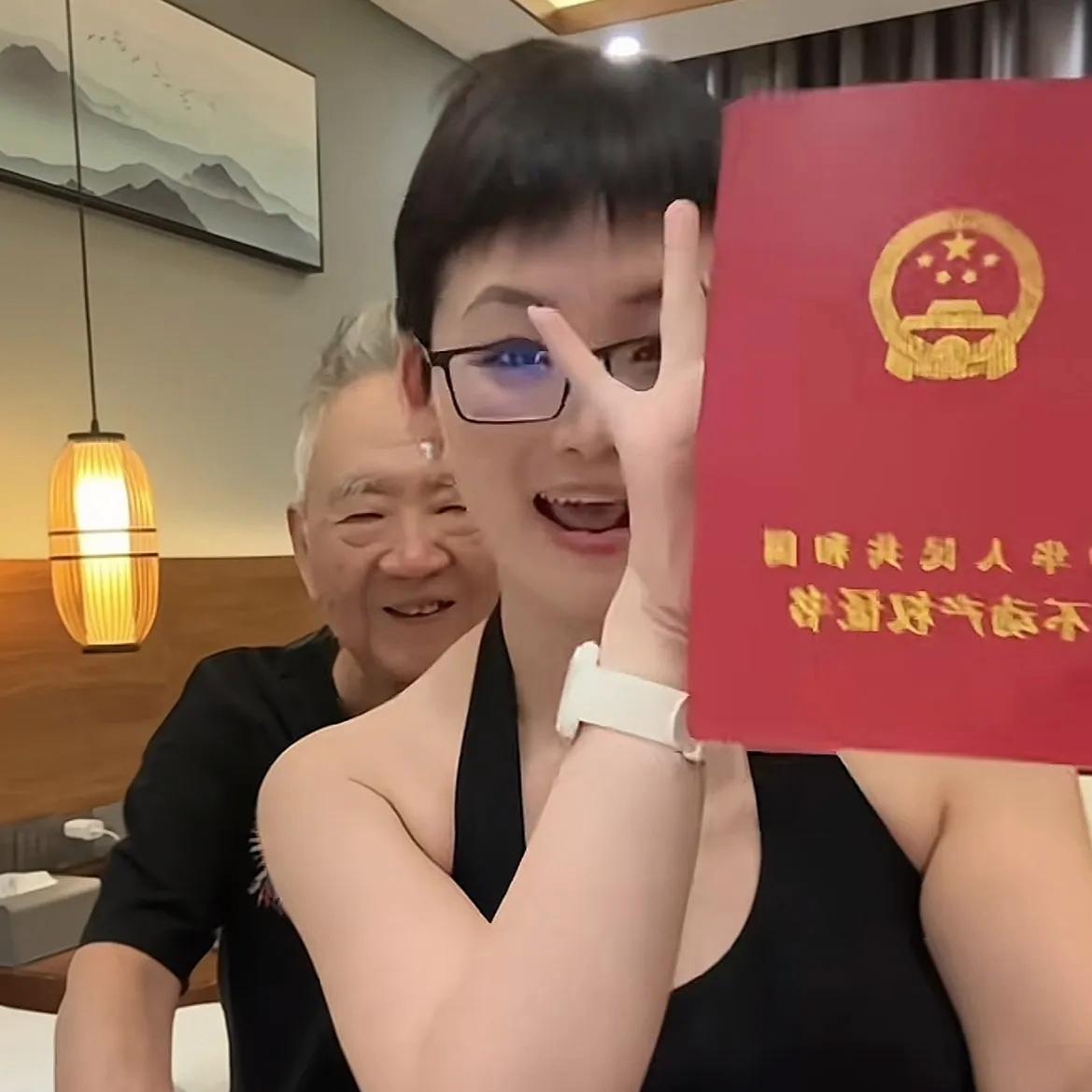 80岁的老书画家张伯金最近又火了。他跟小38岁的媳妇三喜在家拍了个视频。视频里三