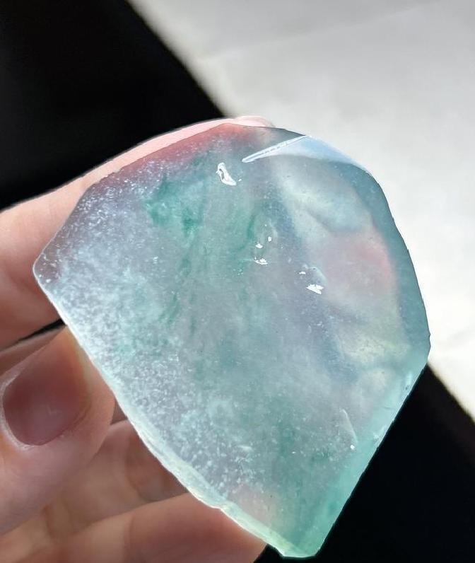 上周云南腾冲玉石城热闹非凡，一个浙江服装老板老金旅游闲逛，瞅见摊位上那块1.2公